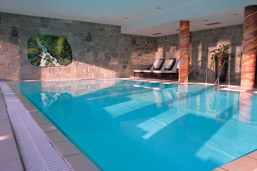 Hallenbad mit Relaxliegen Wellness Hotel Bayerischer Wald